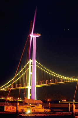 写真：紫色にライトアップされた祝津風力発電所＝１２日午後５時半ごろ