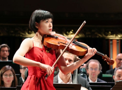 写真:ジュネーブ国際音楽コンクールのビオラ部門で演奏する谷口朱佳さん=12日、スイス・ジュネーブ(共同)