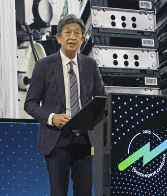 写真：電池工場の開所式であいさつする北米トヨタの小川哲男ＣＥＯ＝１２日、米ノースカロライナ州（共同）