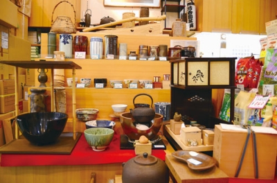 写真：１４日から始まった清香園茶舗の「秋の茶道具特売会」