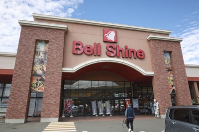 写真:カラオケルームが開設された長野県箕輪町のスーパー「ベルシャイン」=10月