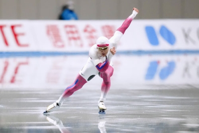 写真：スピードスケート全日本距離別選手権の男子５００メートルで３位に入った村上右磨＝１０月、長野市エムウェーブ