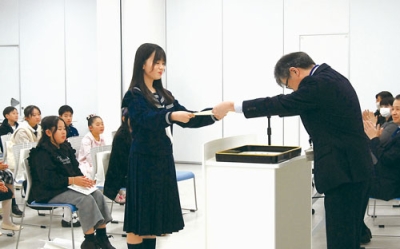 写真：賞状を受け取る入賞者