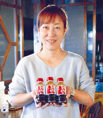 写真：販売を開始した「秘伝のタレ」をＰＲする石塚代表取締役