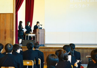 写真：地域研修でまとめた内容を発表する生徒たち