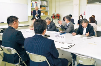 写真：いじめや防災について意見を交わした緑陽中校区学校運営協議会