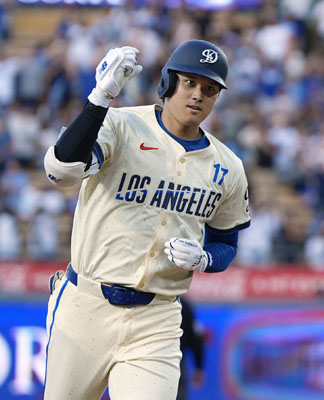 写真：米大リーグ、ブルージェイズ戦で４０号ソロを放ったドジャースの大谷翔平。日本選手では初めて３年連続で４０本塁打に到達した＝８月９日、ロサンゼルス（共同）