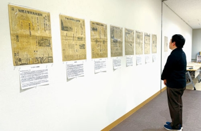 写真:太平洋戦争当時の全国紙が並ぶ、室蘭歴史保存会による企画展