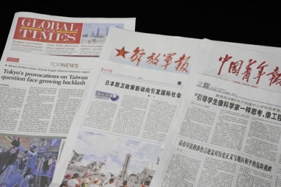 写真：高市首相の台湾を巡る発言について報じる１３日付の中国各紙（共同）