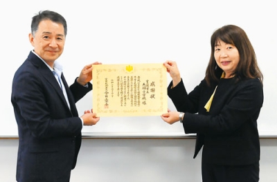 写真：會田署長から感謝状を贈られた千葉校長（左）