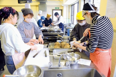 写真：胆振管内で水揚げされた水産物を使った料理教室＝昨年の様子