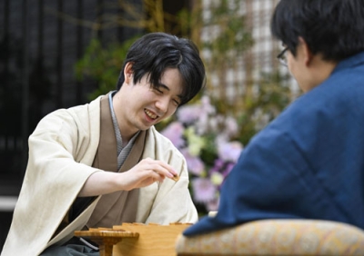 写真:将棋の第38期竜王戦7番勝負第4局で佐々木勇気八段を破り、5連覇を果たした藤井聡太竜王。史上最年少で永世三冠を達成した=13日夜、京都市