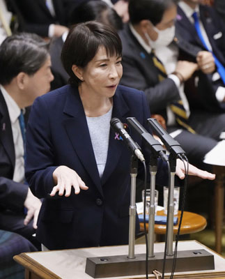 写真:参院予算委で答弁する高市首相=14日午前