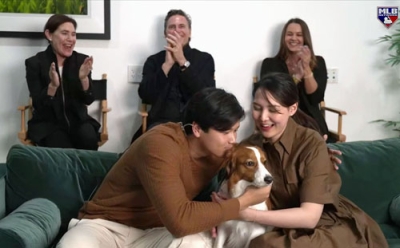 写真：米大リーグ、ナショナル・リーグのＭＶＰに満票で選ばれ、ＭＬＢネットワークの番組で喜ぶドジャースの大谷翔平（手前左）と妻真美子さん＝１３日