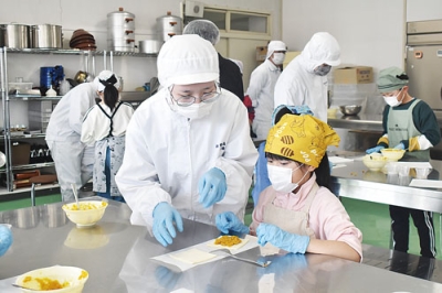 写真：カボチャパイ作りを通して交流を深める子どもたち