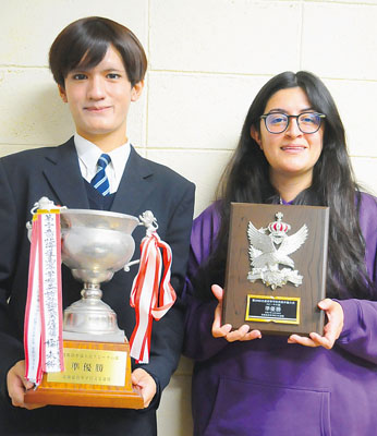 写真：英語スピーチコンテストの全国大会へ出場する岩ケ谷さん（左）と、指導に当たるシオマラさん