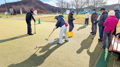 写真：プレーを楽しむ出場者