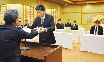 写真：木村会頭から表彰される登別グランドホテルの従業員