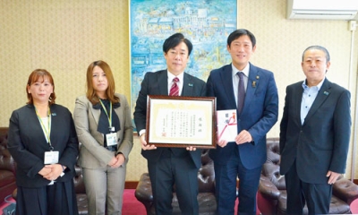 写真：寄付で室蘭市役所を訪れた明治安田生命保険苫小牧支社の掛水支社長（中央）と室蘭営業所の至極所長（右）