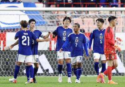 写真：ガーナに勝利し、喜ぶ谷口（左から２人目）ら＝豊田スタジアム