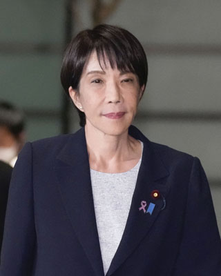 写真:首相官邸に入る高市首相=14日午後