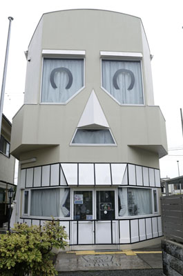 写真：頭蓋骨の形を模した「シャレコーベ・ミュージアム」の外観＝１０月、兵庫県尼崎市