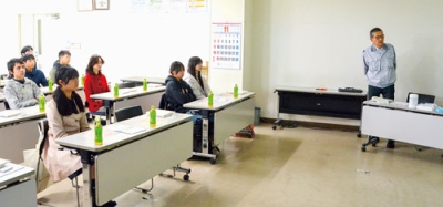 写真:日鉄テックスエンジで業務内容の説明を受ける生徒ら