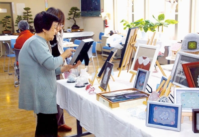 写真:会員らの力作が並んだ港南町会の作品展(提供写真)