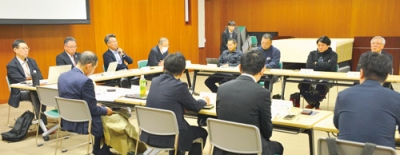 写真:観光振興ビジョンの策定に向けて協議する参加者ら