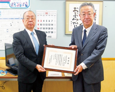 写真:感謝状を手にする楢崎製作所の梶社長(左)