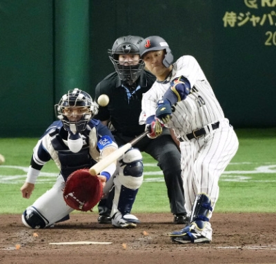 写真:5回、代打岸田が左中間へ勝ち越し3ランを放つ=東京ドーム