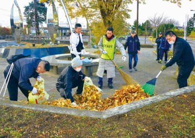 写真:JR幌別駅西口で落ち葉を拾い集める参加者たち