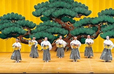 写真:伝統の詩と踊りを披露する、伊達市さんさ時雨保存会の児童・生徒たち