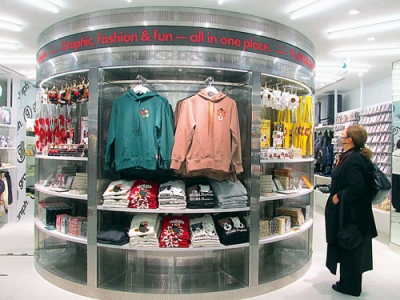 写真:同店限定のコラボグッズなどが並ぶグラニフ札幌