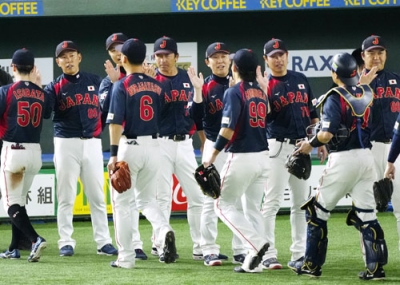 写真:韓国と引き分けに終わり、選手を迎える井端監督(左から2人目)=東京ドーム