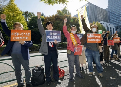 写真:厚労省前で生活保護費の全額補償を訴える人たち=17日午前、東京・霞が関
