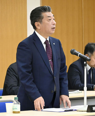 写真:泊村議会の全員協議会で原発再稼働への同意を表明する高橋鉄徳村長=17日午前、泊村