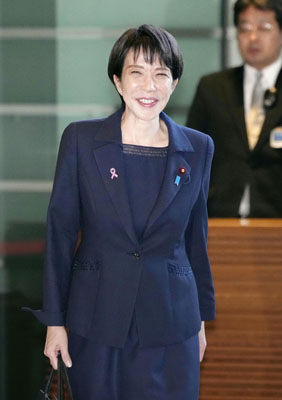 写真:首相官邸に入る高市首相=17日午前