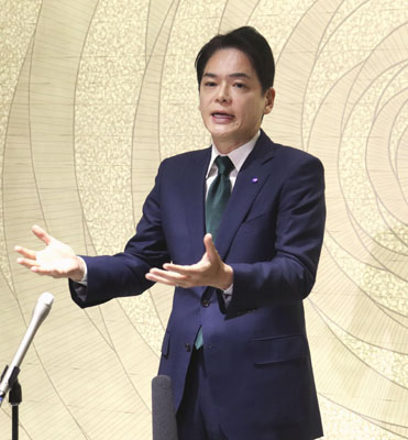 写真:記者団の取材に応じる横浜市の山中竹春市長=17日午前、横浜市役所