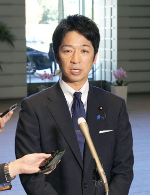 写真:高市首相との会談を終え、記者団の取材に応じる日本維新の会の藤田共同代表=17日午後、首相官邸