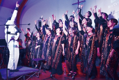 写真:迫力ある歌声を響かせるLiP