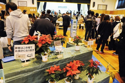 写真:多くの来場者でにぎわった伊達高等養護学校の学校祭
