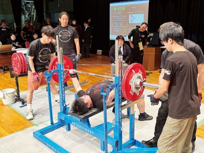 写真:限界重量に挑戦し、頂点を目指す選手