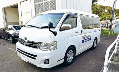 写真:日鋼記念病院が25日から運行開始する無料の患者送迎バス