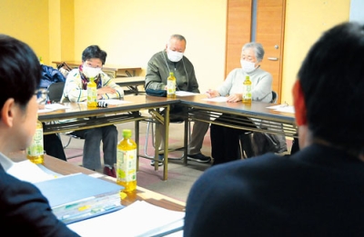 写真:enトークで青山市長とざっくばらんに話し合った西胆振社会保障推進協議会のメンバーら