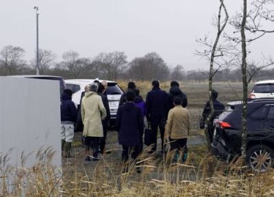 写真:釧路湿原国立公園周辺のメガソーラー建設予定地を視察する文化庁の調査官ら=17日午前
