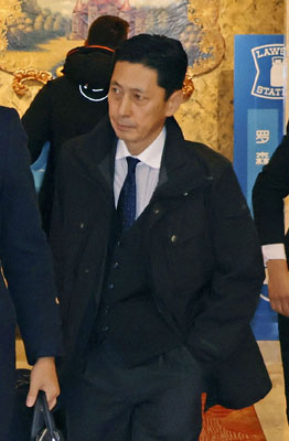 写真：宿泊先のホテルを出発する外務省の金井正彰アジア大洋州局長＝１８日、北京（共同）