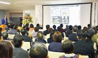 写真：ひきこもりについて講演する加藤さん