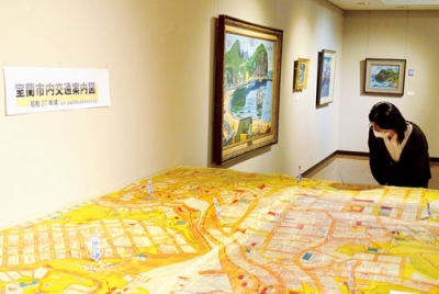 写真：昭和中期の蘭西地区を描いた大型地図や絵画が並ぶ企画展