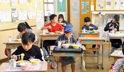 写真：おいしそうに閻魔やきそばを頬張る幌別小の児童たち